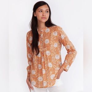 block printed cotton voile, pintuck
at neckline, shell buttons

100% cotton